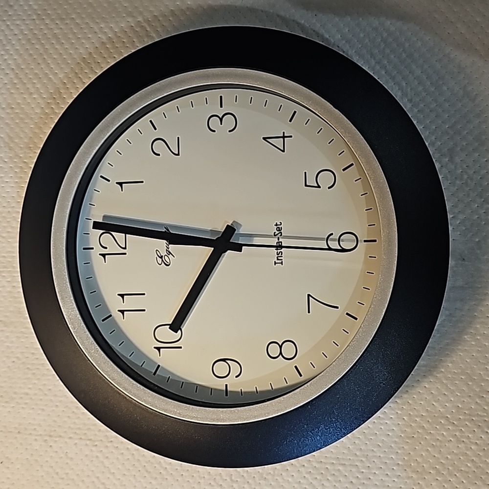 CLOCK 🕑 🕙 🕚 - Picture 2 of 8